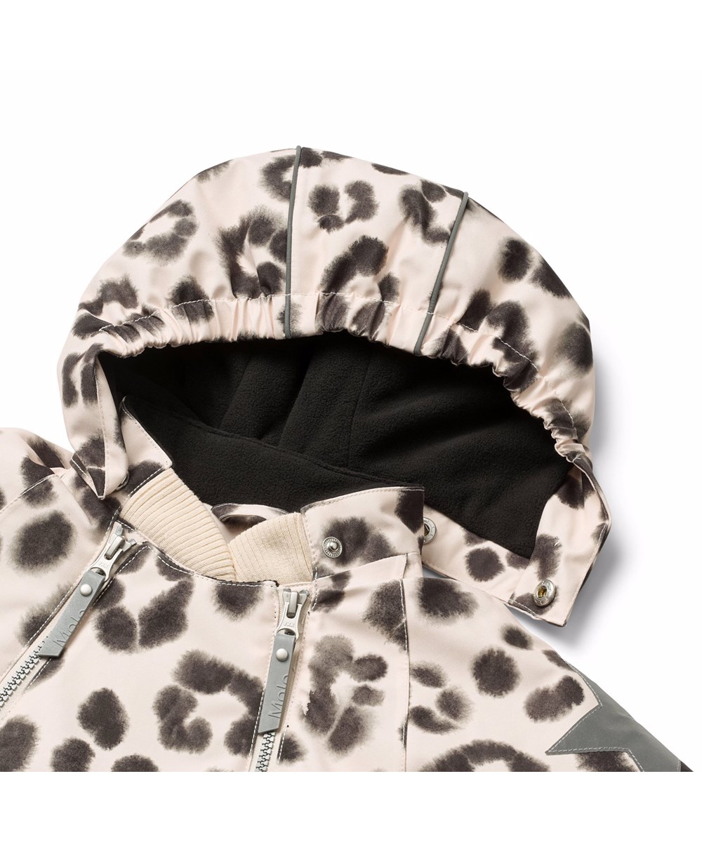 Hopla - Snow Leo - Wind- und wasserdichte Winterjacke für Kinder aus recyceltem Polyester mit einem einzigartigen Leopardenmuster und gefüttert mit 3M™ Thinsulate™.