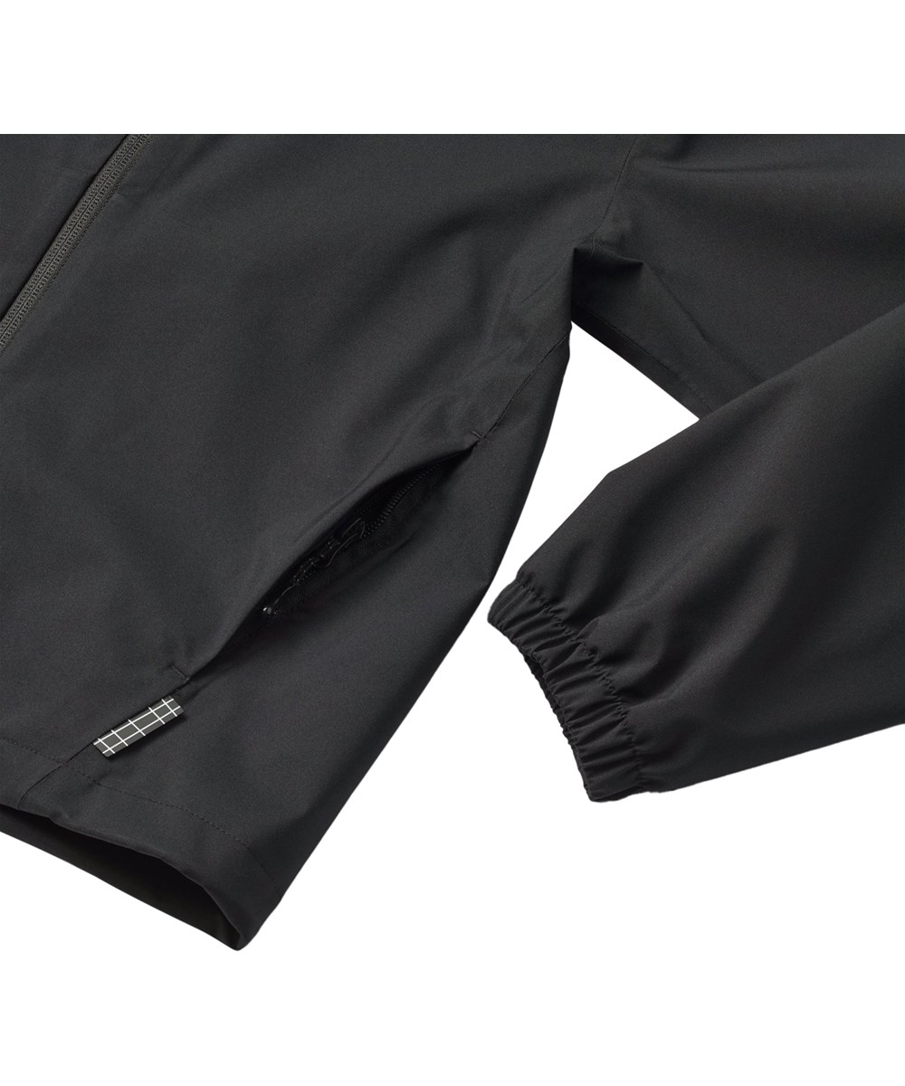 Horizon - Black - Schwarze wind- und wasserdichte Jacke für Kinder mit Kapuze und laminiertem Innenfutter aus recyceltem Polyester.