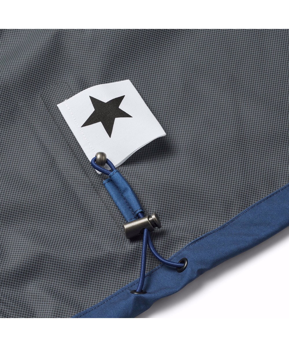 Horizon - Fade Blue - Wind- und wasserdichte Jacke für Kinder aus recyceltem Polyester mit einer Kapuze in blauen Farbverläufen.