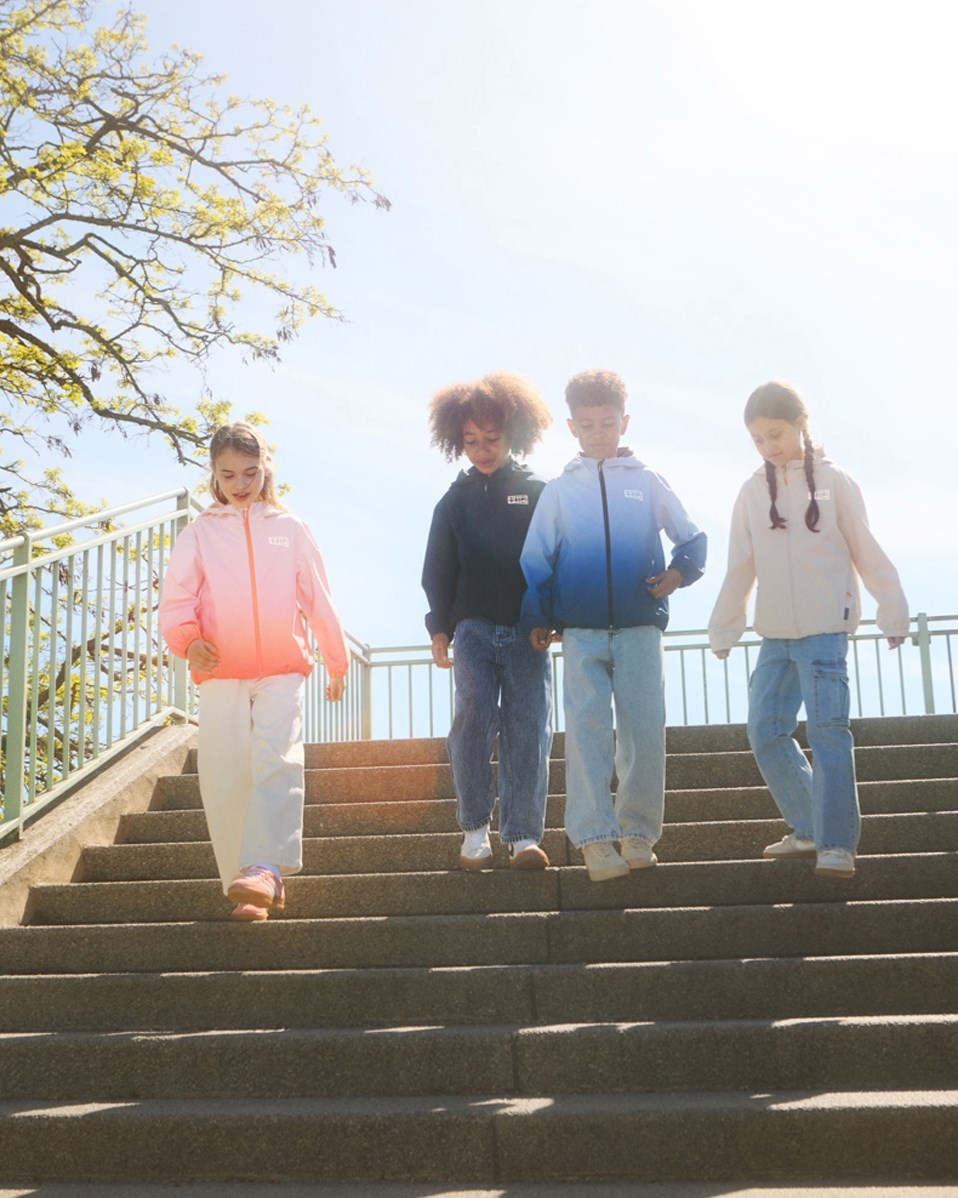 Horizon - Fade Blue - Wind- und wasserdichte Jacke für Kinder aus recyceltem Polyester mit einer Kapuze in blauen Farbverläufen.