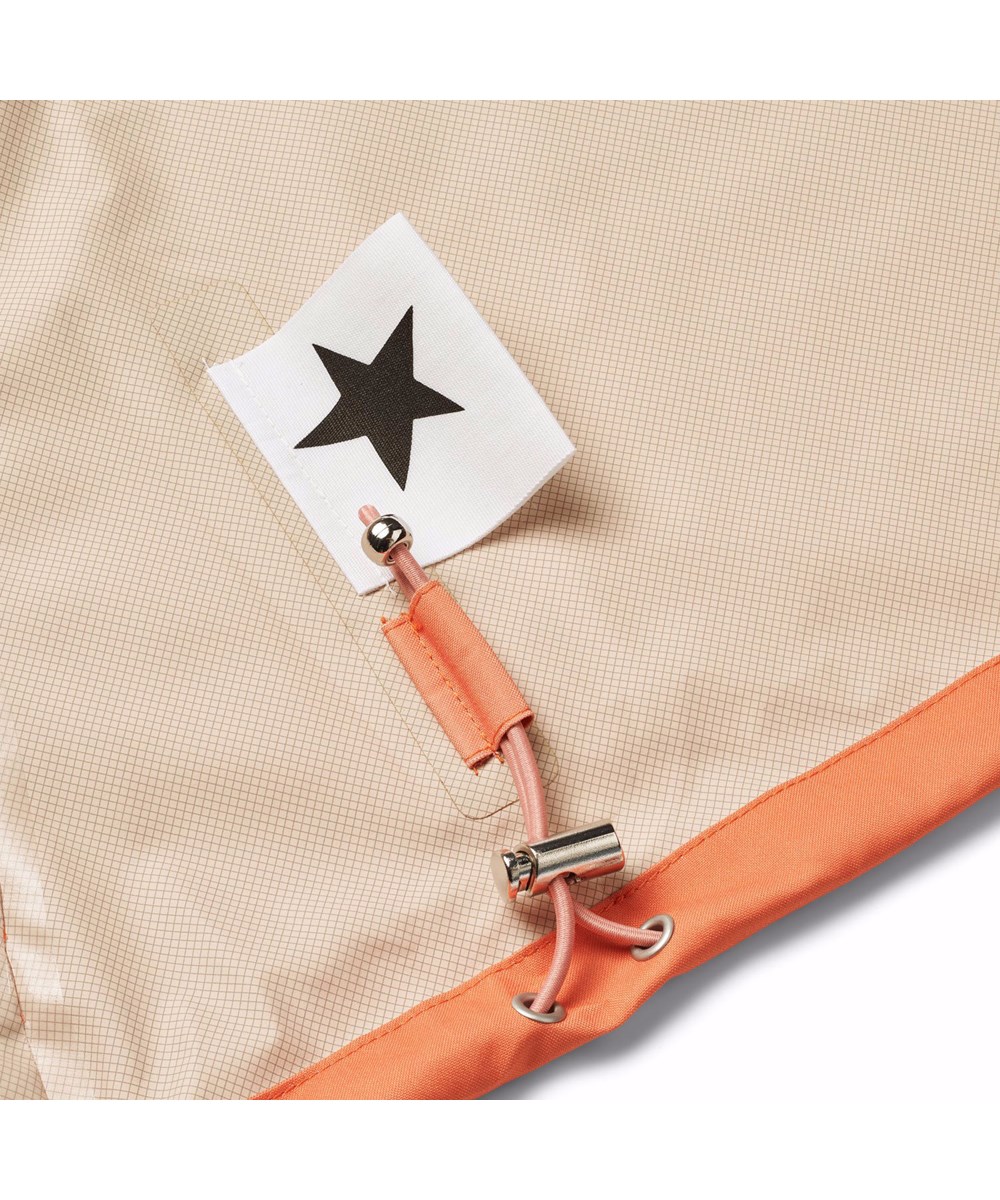 Horizon - Fade Pink - Wind- und wasserdichte Jacke für Kinder aus recyceltem Polyester mit einer Kapuze in pink und orange verlaufenden Farben.