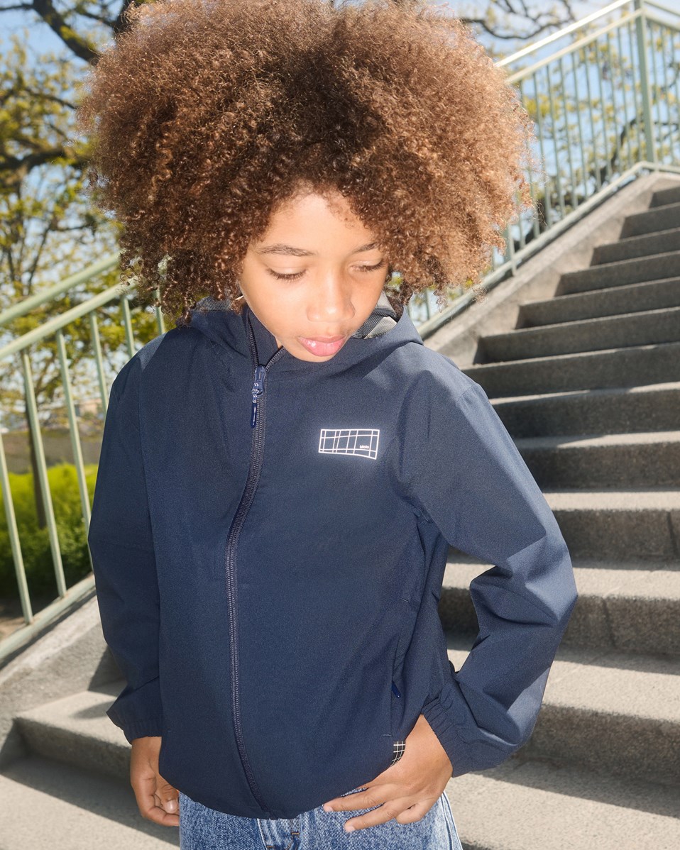 Horizon - Mood Blue - Dunkelblaue wind- und wasserdichte Jacke für Kinder aus recyceltem Polyester mit Kapuze.