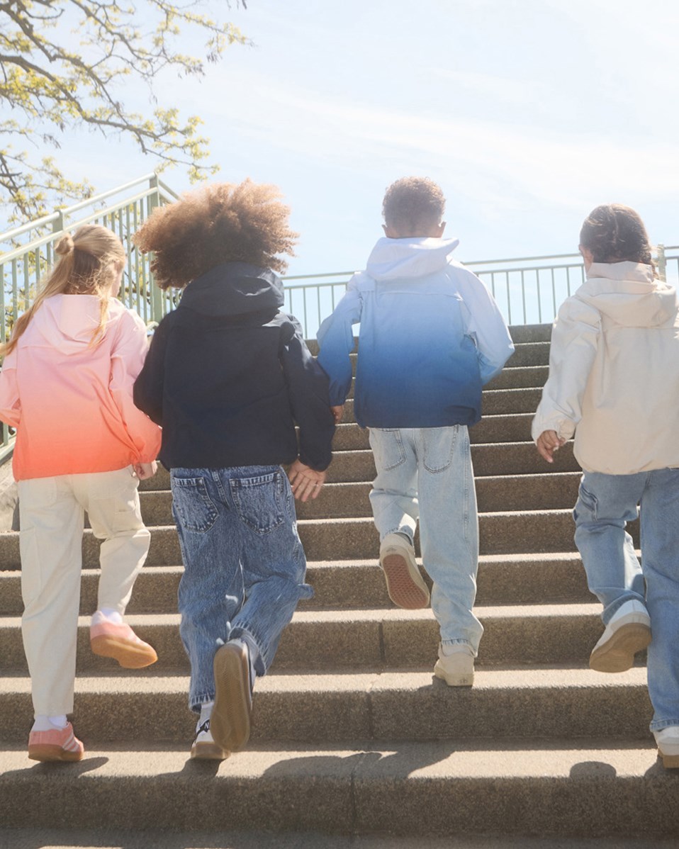 Horizon - Mood Blue - Dunkelblaue wind- und wasserdichte Jacke für Kinder aus recyceltem Polyester mit Kapuze.