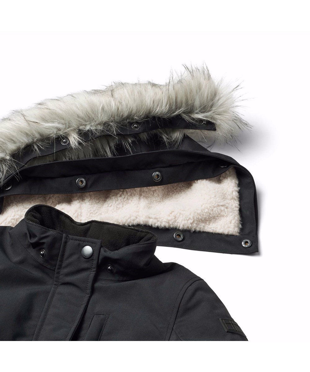 Peace - Black - Schwarze wind- und wasserdichte Winterjacke für Kinder aus recyceltem Nylon.