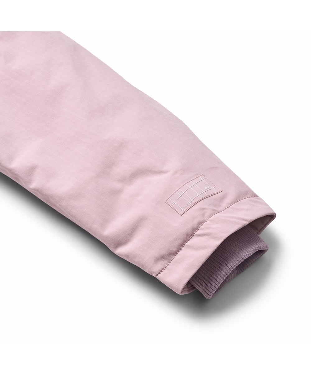 Peace - Blue Pink - Wind- und wasserdichte rosa Jacke für Kinder aus recyceltem Nylon mit praktischem Reißverschluss, hohem Kragen und abnehmbarer Kapuze mit Kunstpelzbesatz.