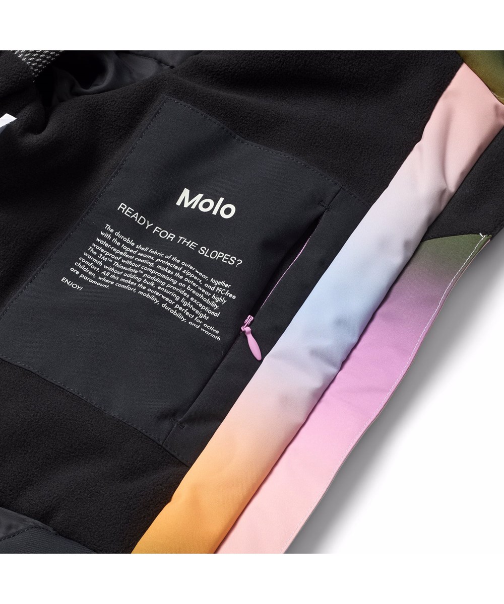 Pearson - Rainbow Sky - Wind- und wasserdichte Winterjacke in Regenbogenfarben für Kinder aus recyceltem Polyester mit recycelter Polyesterfüllung und 3M™ Thinsulate™.