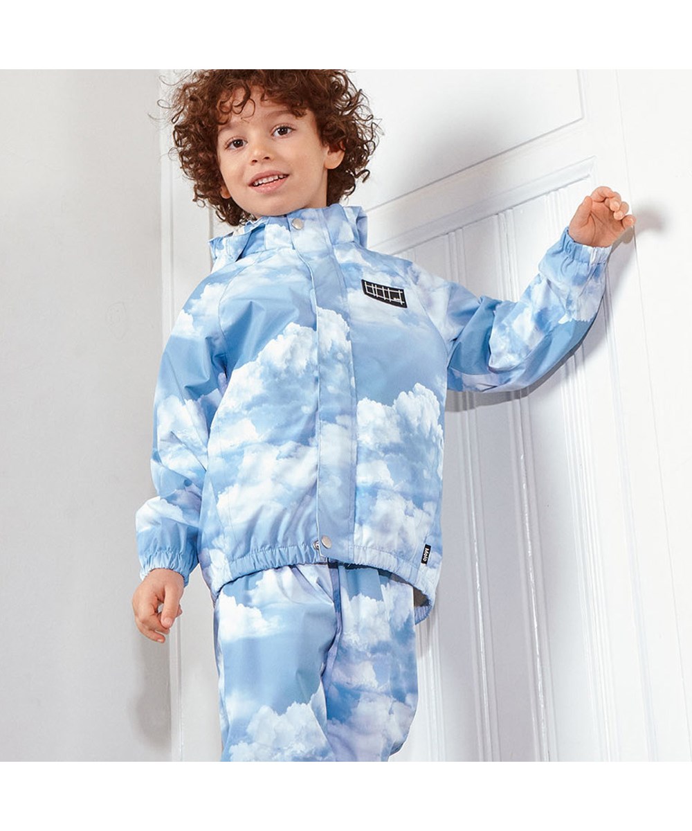 Waiton - Cloudy Day - Leichte und atmungsaktive Regenjacke in hellblauem Skyprint