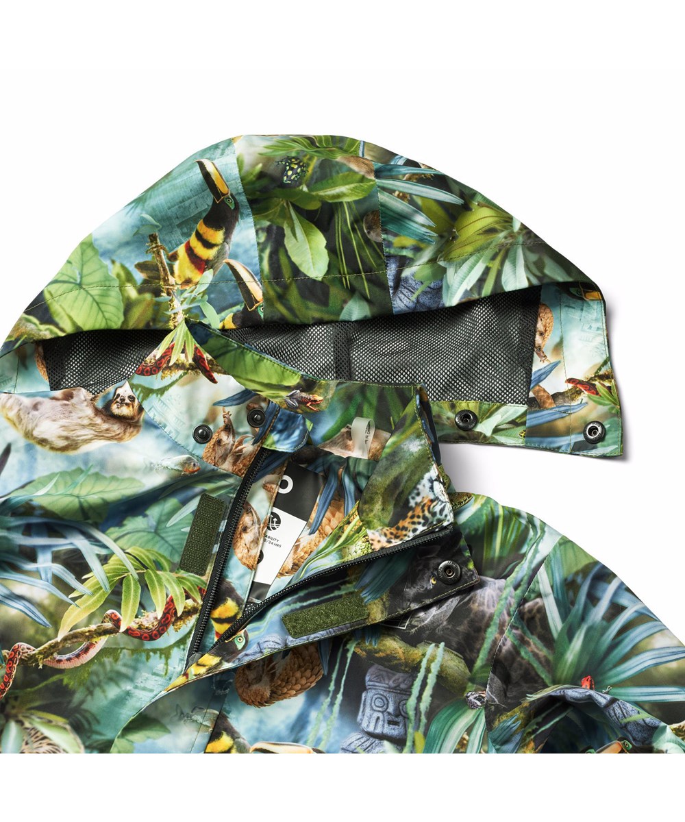 Waiton - Jungle Life - Grüner wind- und wasserdichter Regenmantel für Kinder aus recyceltem Polyester mit abnehmbarer Kapuze.