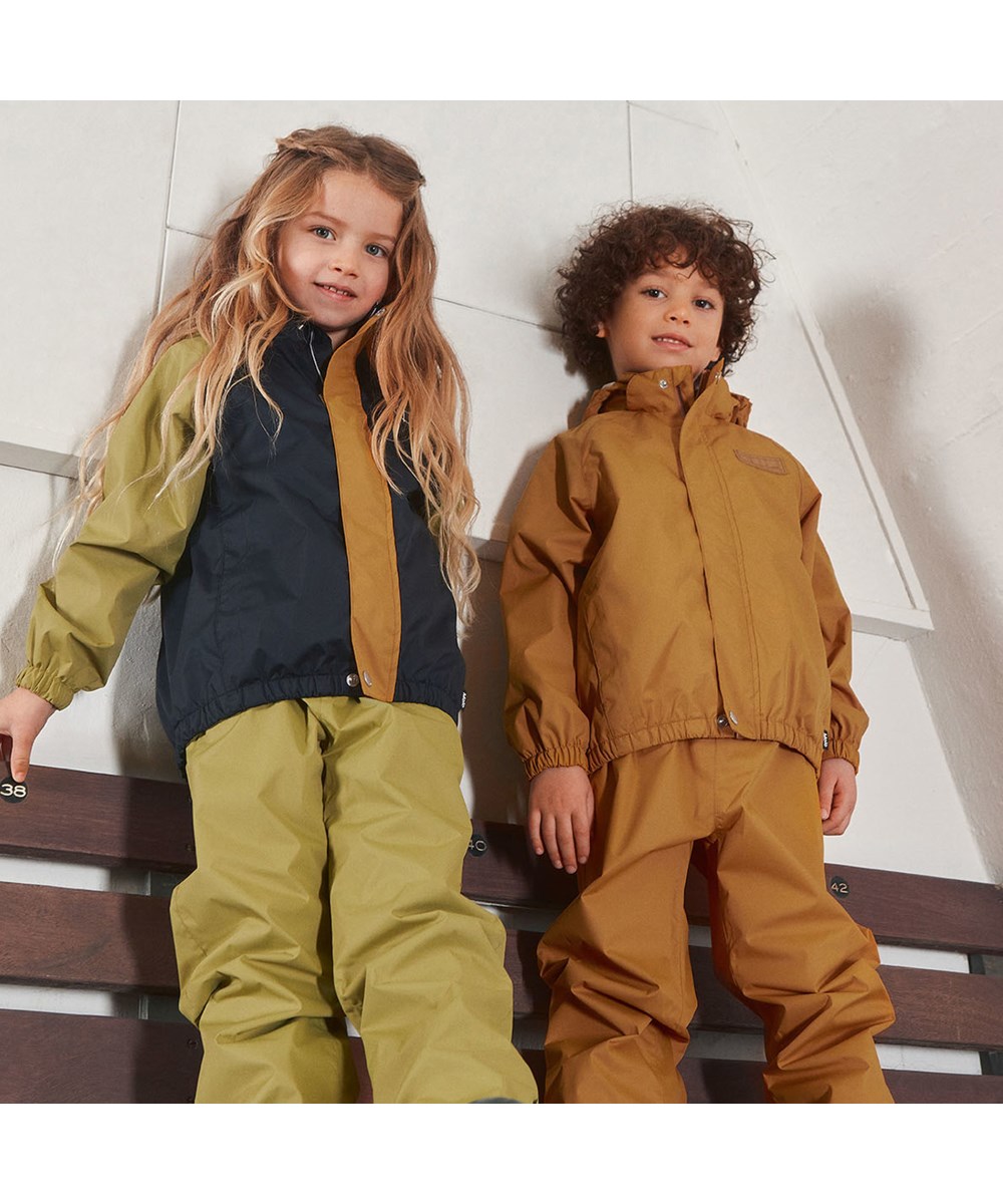 Waiton - Almond - Leichte und atmungsaktive Regenjacke in Goldgelb