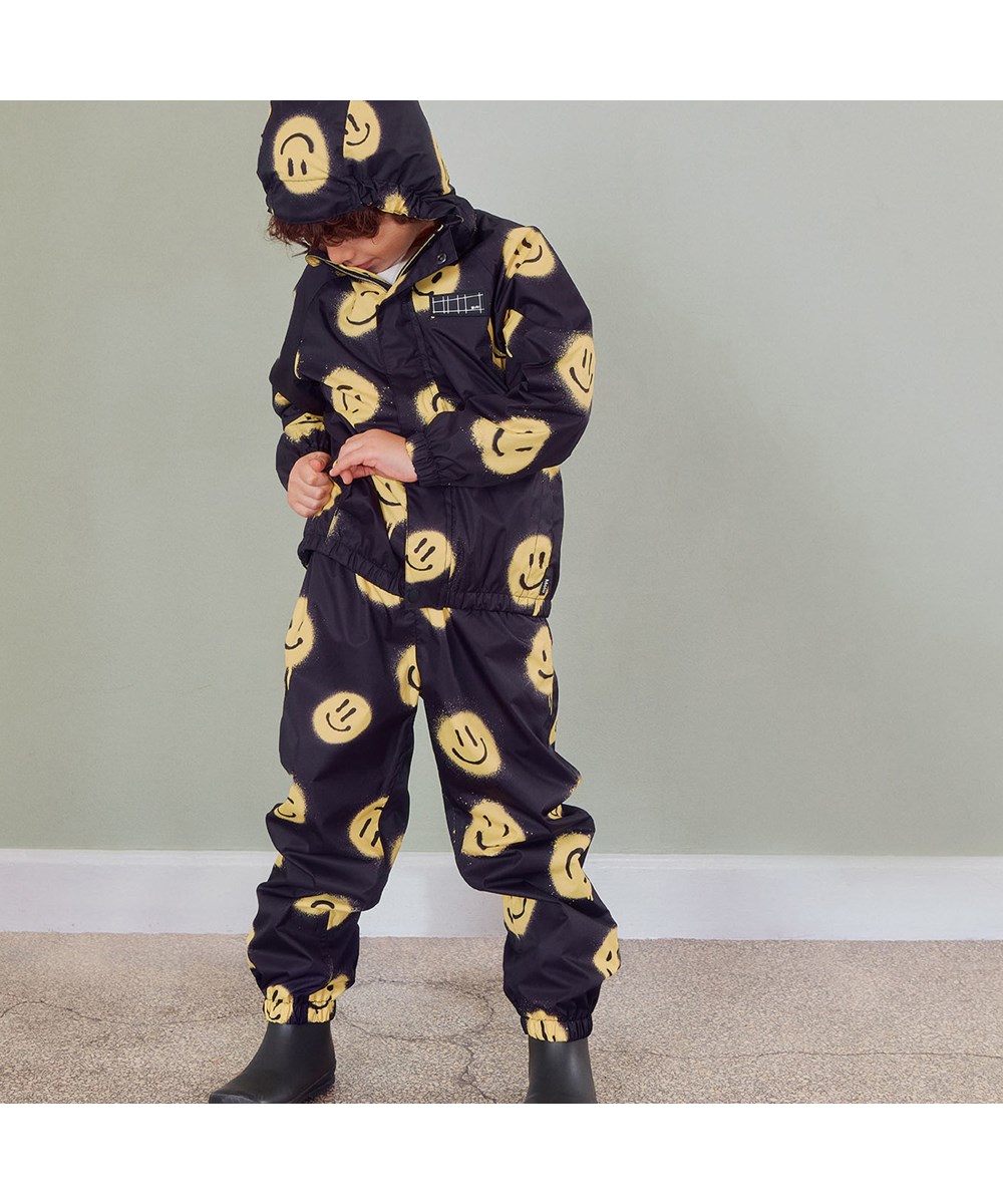Waits - Happy! - Leichte und atmungsaktive Regenhose in Schwarz mit Smiley-Print