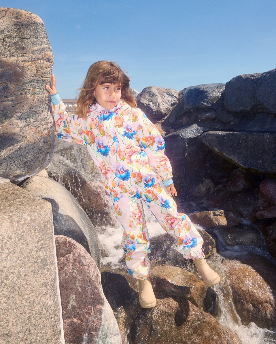 Whalley - Tulip Pink - Pinkfarbenes wind- und wasserdichtes Regenset aus recyceltem Polyester mit einem Allover-Druck von künstlerischen Tulpen.