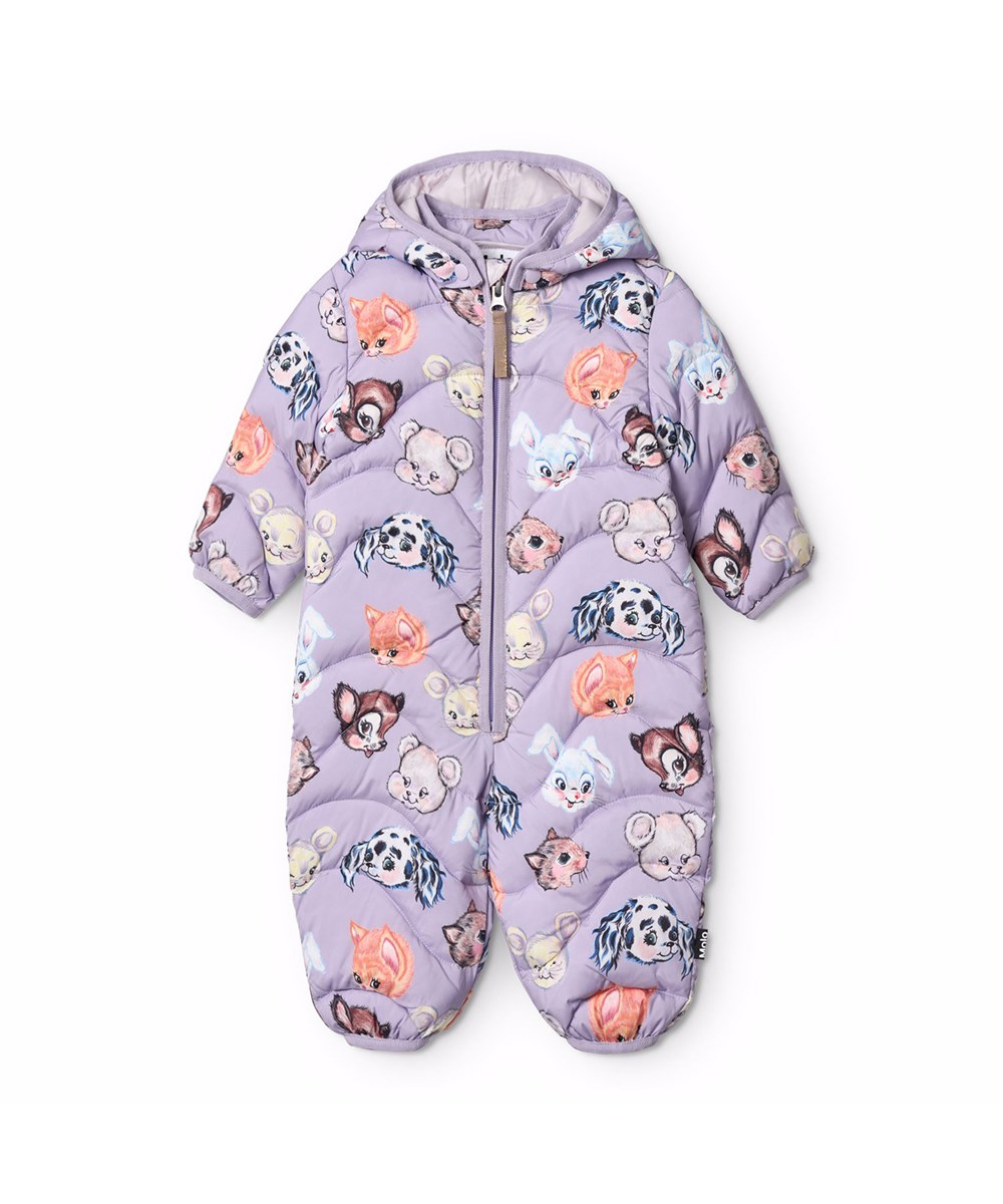 Honesty - Itty Bitty Purple - Lila wasserabweisender, gesteppter Overall aus recyceltem Polyester für die Kleinen, mit einem leichten Futter, braunen Abschlüssen und einem Print von bunten Tieren aus klassischen Cartoons.