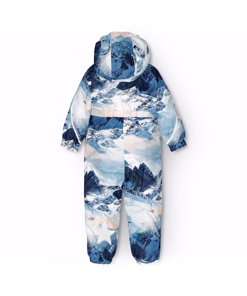 Hyde - Mountain High - Warmer Schneeanzug für Babys und Kleinkinder aus recyceltem Polyester mit einem Winterlandschaftsdruck in Blautönen.