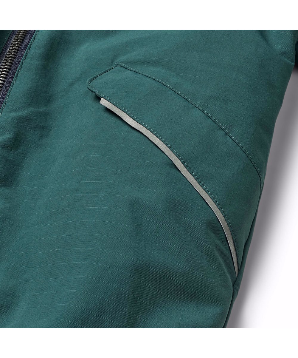 Hyde - Ponderosa Pine - Dunkelgrüner warmer Schneeanzug für Babys und Kleinkinder aus recyceltem Polyester.