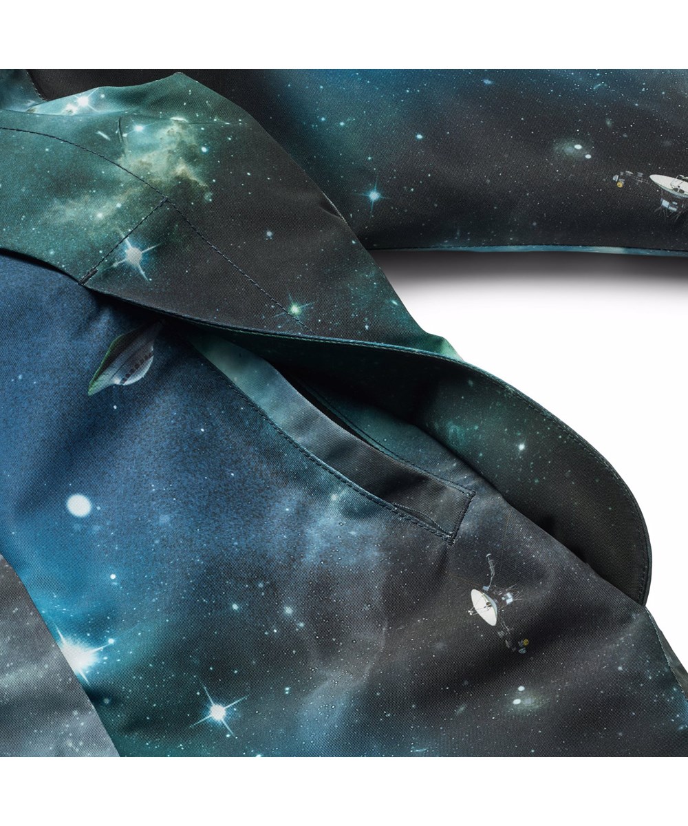 Pingo - Far Out - Wasserabweisender Overall mit Weltraumdruck, hergestellt aus recyceltem Nylon und für Temperaturen bis zu -10°C geeignet.