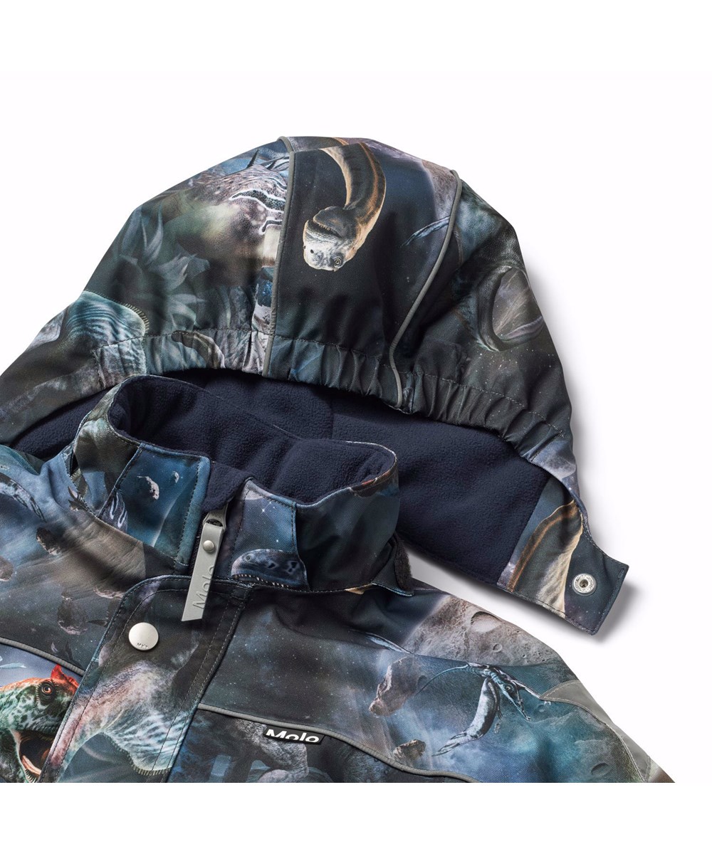 Polaris - Dino In Space - Kinder-Schneeanzug aus recyceltem Polyester mit einem coolen Druck wilder Dinosaurier in dunkelblauen und braunen Farbtönen.