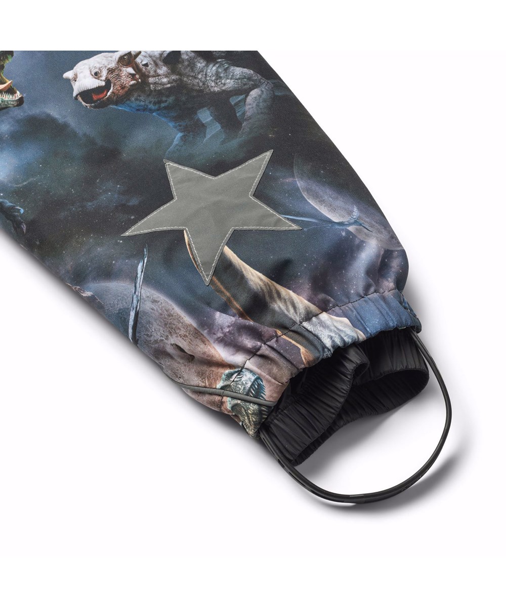 Polaris - Dino In Space - Kinder-Schneeanzug aus recyceltem Polyester mit einem coolen Druck wilder Dinosaurier in dunkelblauen und braunen Farbtönen.