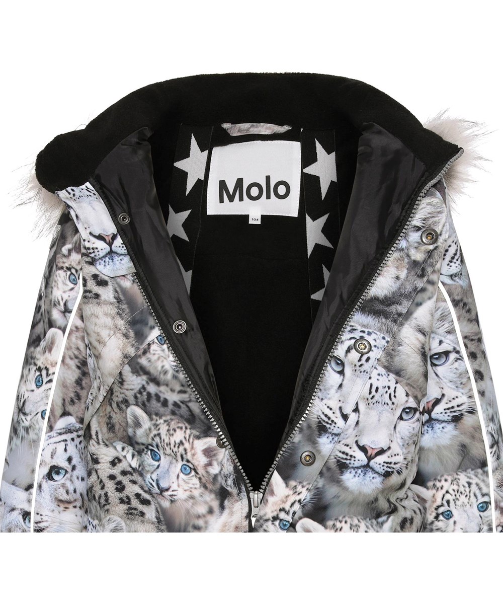 Polaris Fur - Snowy Leopards - Recycelter Schneeanzug mit Aufdruck von Schneeleoparden