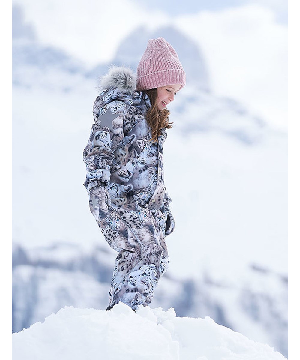 Polaris Fur - Snowy Leopards - Recycelter Schneeanzug mit Aufdruck von Schneeleoparden