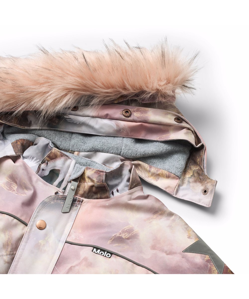 Polaris Fur - Utopia - Wind- und wasserdichter Schneeanzug mit einem Aufdruck von weißen Pegasussen in rosa pastellfarbenen Wolken für einen kalten Winter oder Skiurlaub aus recyceltem Polyester und gefüttert mit 3M™ Thinsulate™.
