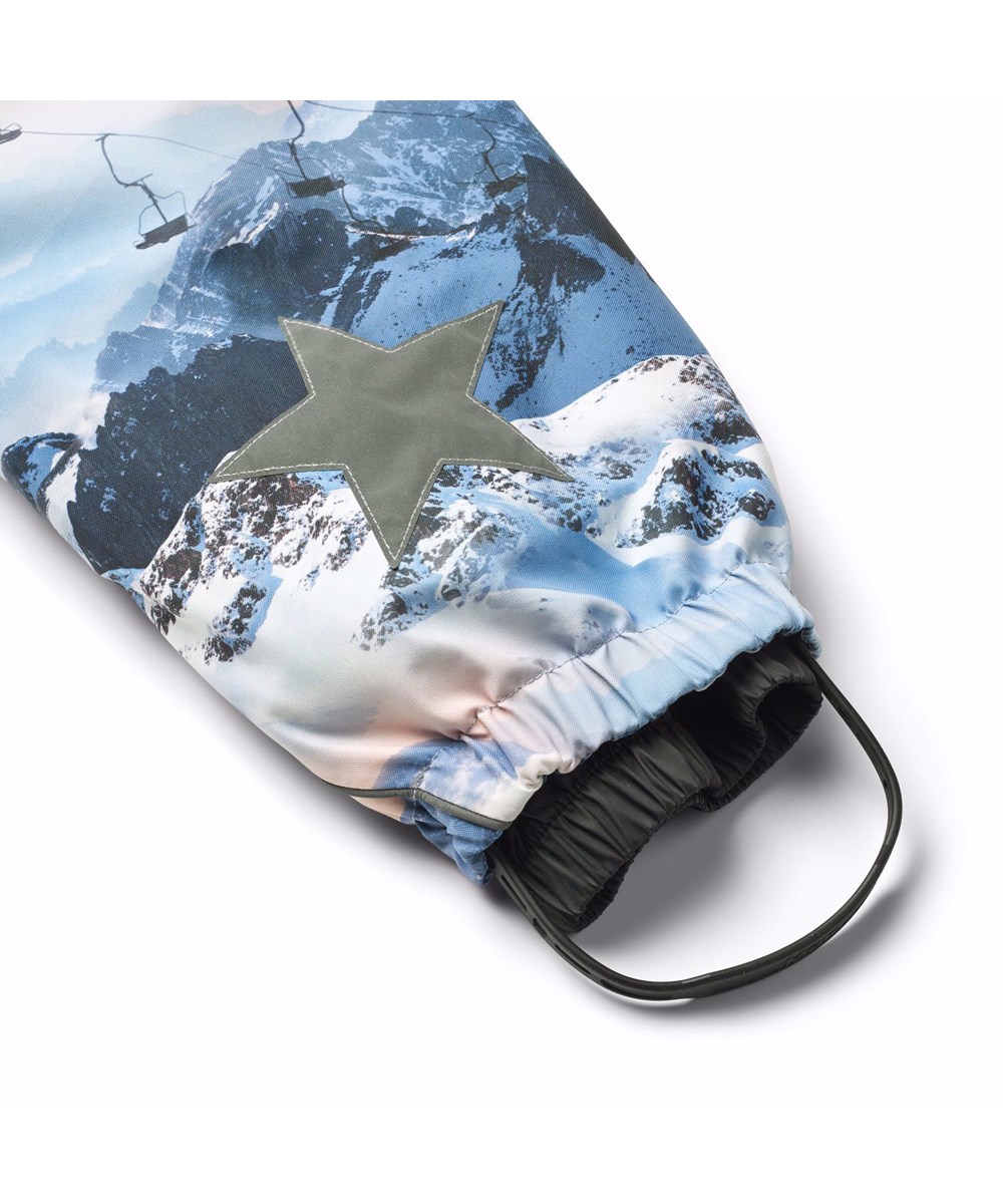 Polaris - Mountain High - Kinder-Schneeanzug aus recyceltem Polyester mit einem wunderschönen Druck der schneebedeckten Alpen in Blautönen.