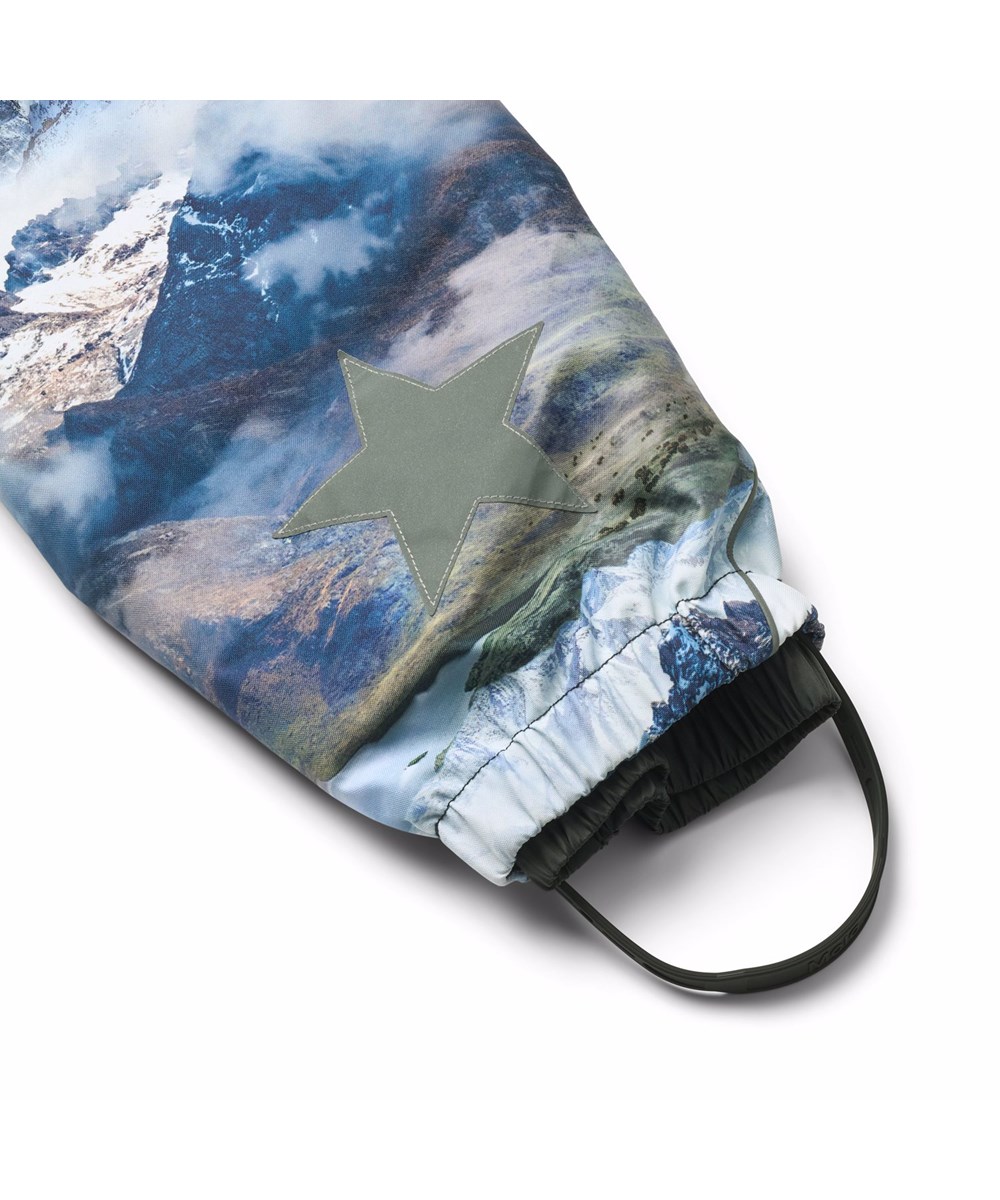Polaris - Snowy Mountains - Wind- und wasserdichter Overall mit einem wunderschönen Landschaftsdruck, der schneebedeckte Berggipfel in lebendigen Farben zeigt, hergestellt aus recyceltem Polyester und gefüttert mit 3M™ Thinsulate™.