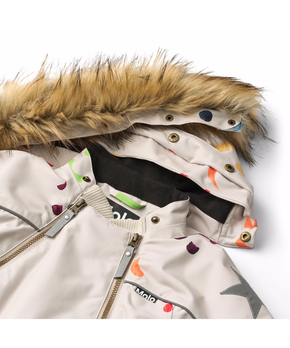 Pyxis Fur - Arty Emotions - Beiger wind- und wasserdichter Schneeanzug für einen kalten Winter mit einem Druck von bunten lächelnden Gesichtern aus recyceltem Polyester und gefüttert mit 3M™ Thinsulate™.