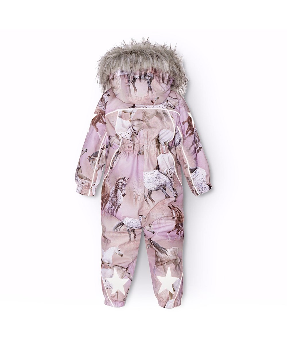 Pyxis Fur - Dreamy Horses - Kinder-Schneeanzug aus recyceltem Polyester mit einem Druck von Pferden in Rosa- und Lilatönen.