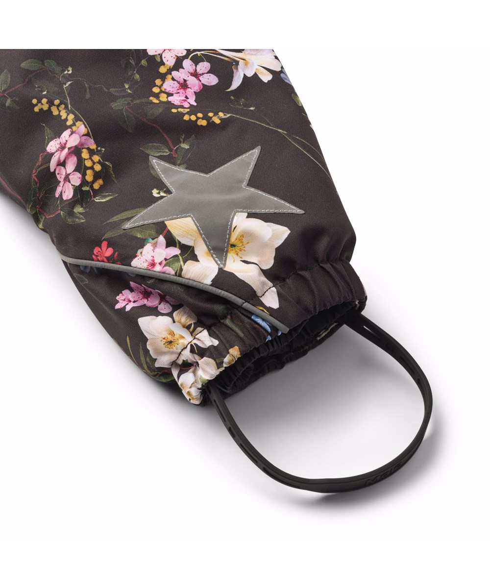 Pyxis Fur - Paisley Flowers - Schwarzer wind- und wasserdichter Schneeanzug für einen kalten Winter mit einem bunten Blumenmuster aus recyceltem Polyester und gefüttert mit 3M™ Thinsulate™.