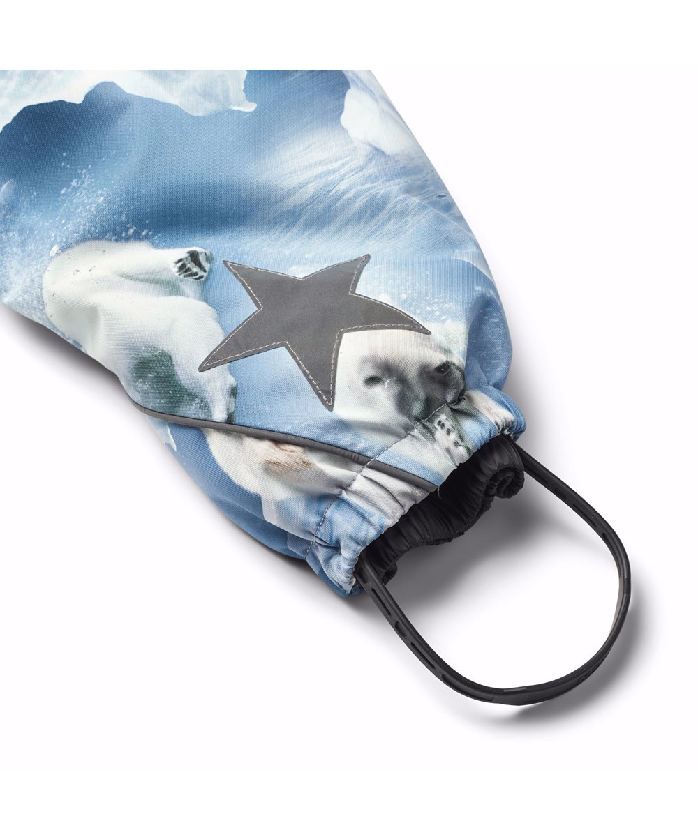 Pyxis Fur - Polar Bear Joy - Kinder-Schneeanzug aus recyceltem Polyester mit einem Druck von verspielten Eisbären auf Eisschollen in Blautönen.