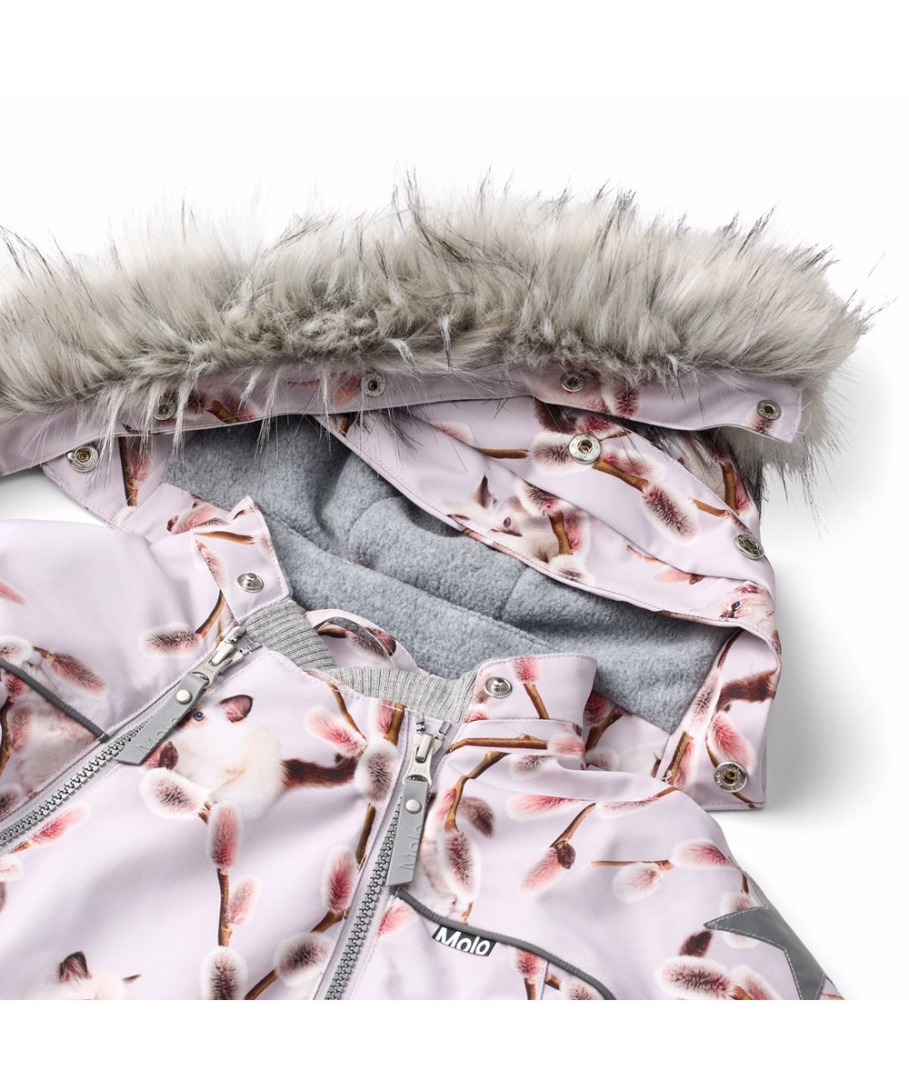 Pyxis Fur - Willow Kitten - Lila wind- und wasserdichter Schneeanzug für einen kalten Winter mit einem Druck von schönen Gänslingzweigen und einem weißen Kätzchen, hergestellt aus recyceltem Polyester und gefüttert mit 3M™ Thinsulate™.