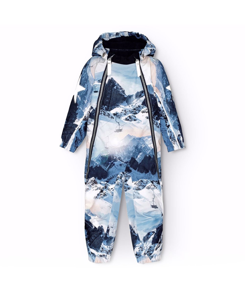 Pyxis - Mountain High - Kinder-Schneeanzug aus recyceltem Polyester mit einem Winterlandschaftsdruck in Blautönen.