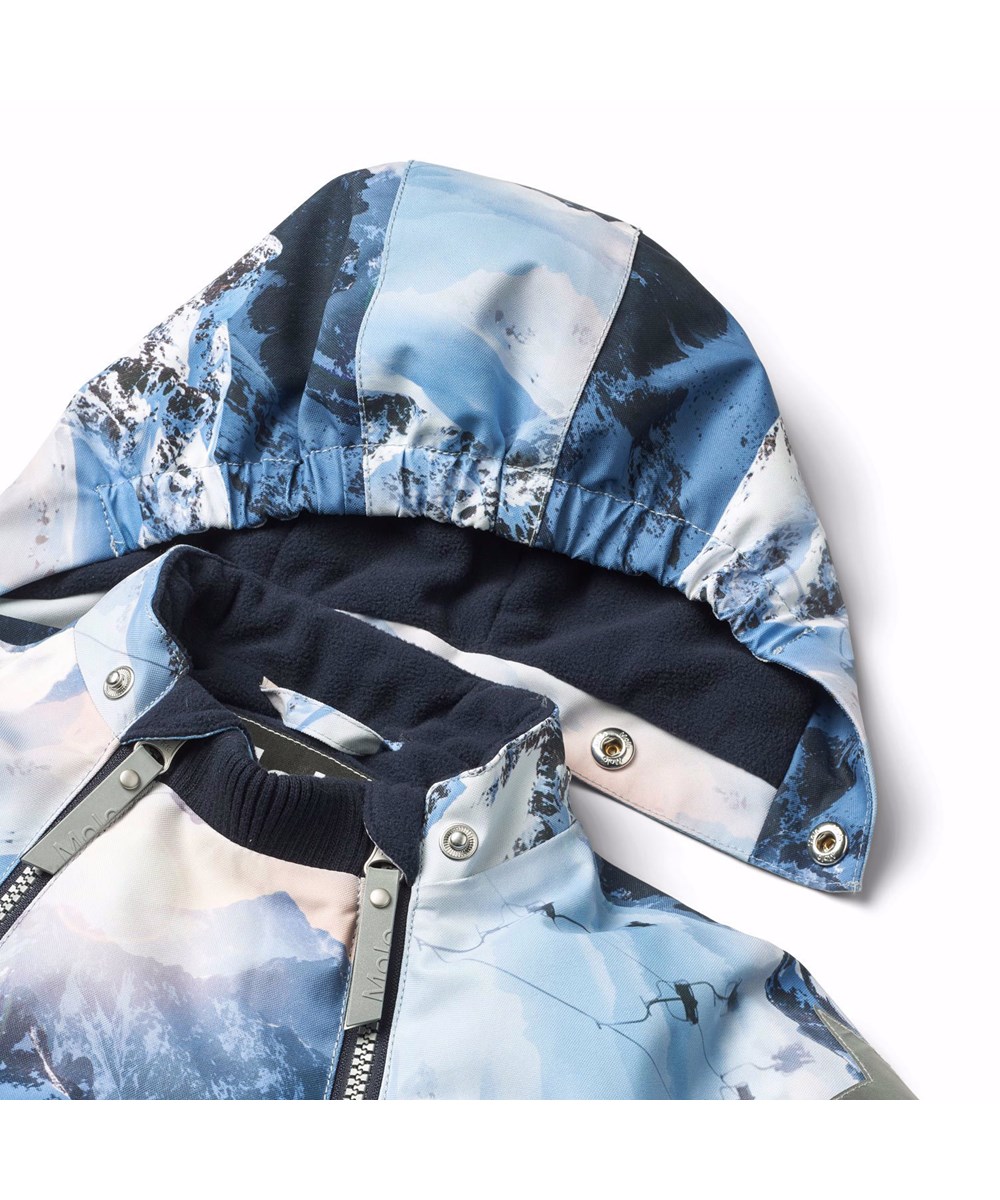 Pyxis - Mountain High - Kinder-Schneeanzug aus recyceltem Polyester mit einem Winterlandschaftsdruck in Blautönen.