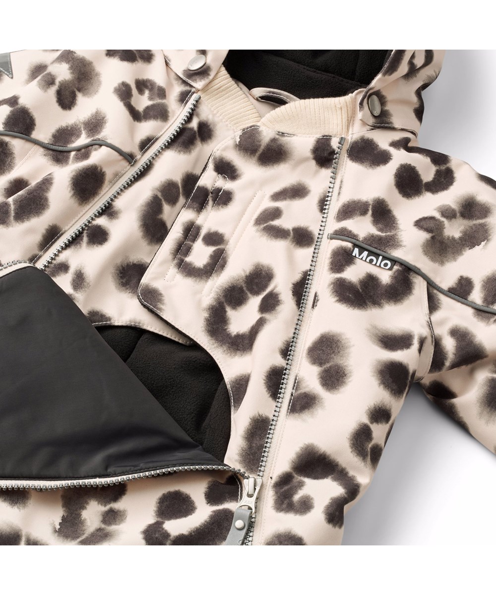 Pyxis - Snow Leo - Wind- und wasserdichter Schneeanzug für einen kalten Winter in einem einzigartigen Leopardenmuster aus recyceltem Polyester und gefüttert mit 3M™ Thinsulate™.