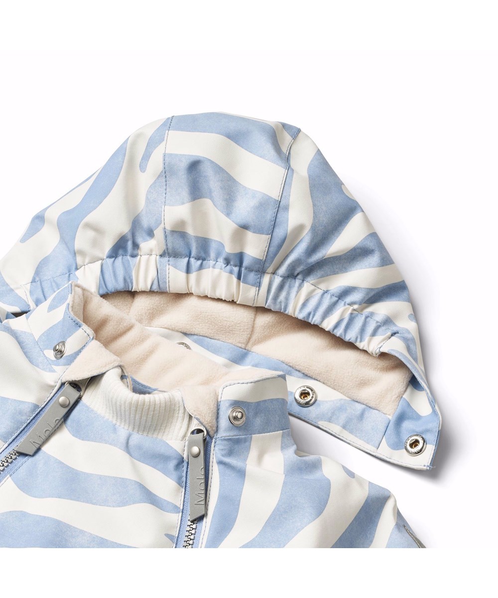 Pyxis - Zebra Blue - Kinder-Schneeanzug aus recyceltem Polyester mit einem Druck in lavendelblau und cremeweißen Zebra-Streifen.