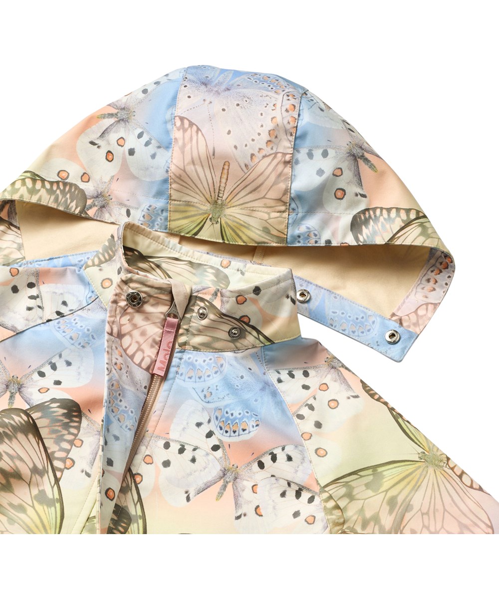 Hillary - Faded Butterflies - Wind and water-repellent jacket for children made from recycled polyester with fleece lining and a butterfly print in soft pastel tones.