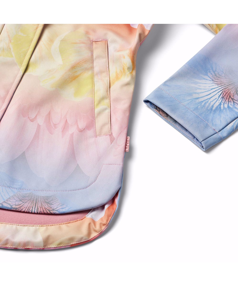 Hillary - Faded Petals - Pink wind and water-resistant softshell jacket in recycled polyester with a colourful print of faded petals.