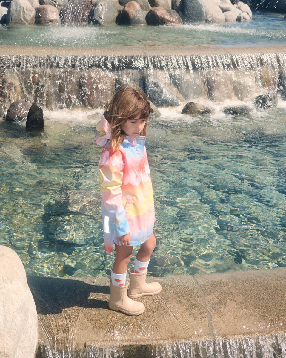 Hillary - Faded Petals - Pink wind and water-resistant softshell jacket in recycled polyester with a colourful print of faded petals.