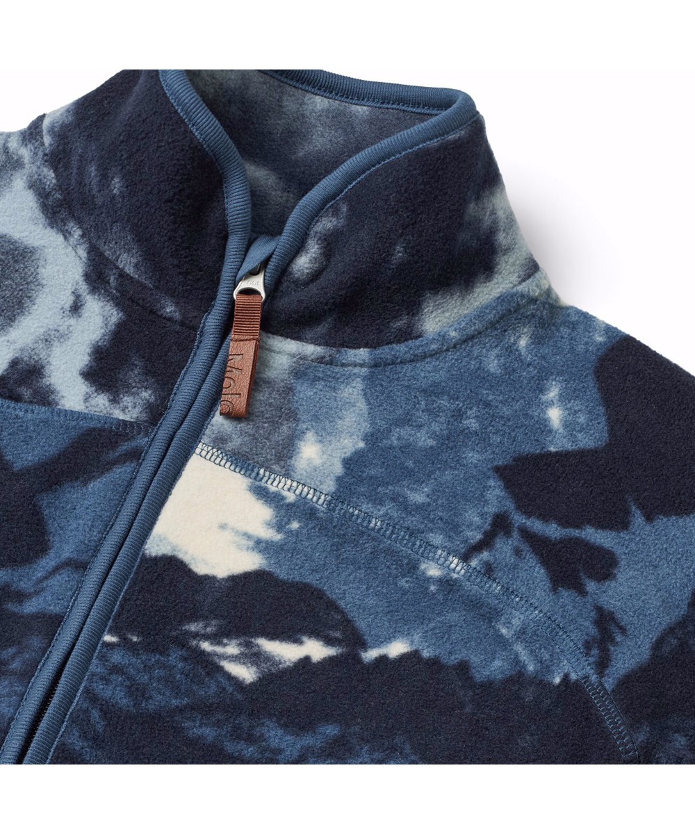 Ulani - Mountain Polar - Dark blue fleece jacket for children with a placement print, zip at the front, a single side pocket and ribbed cuffs at the sleeves.
