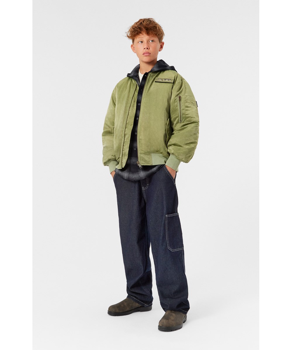 Howie - Growth - Green bomber jacket with a zipper.