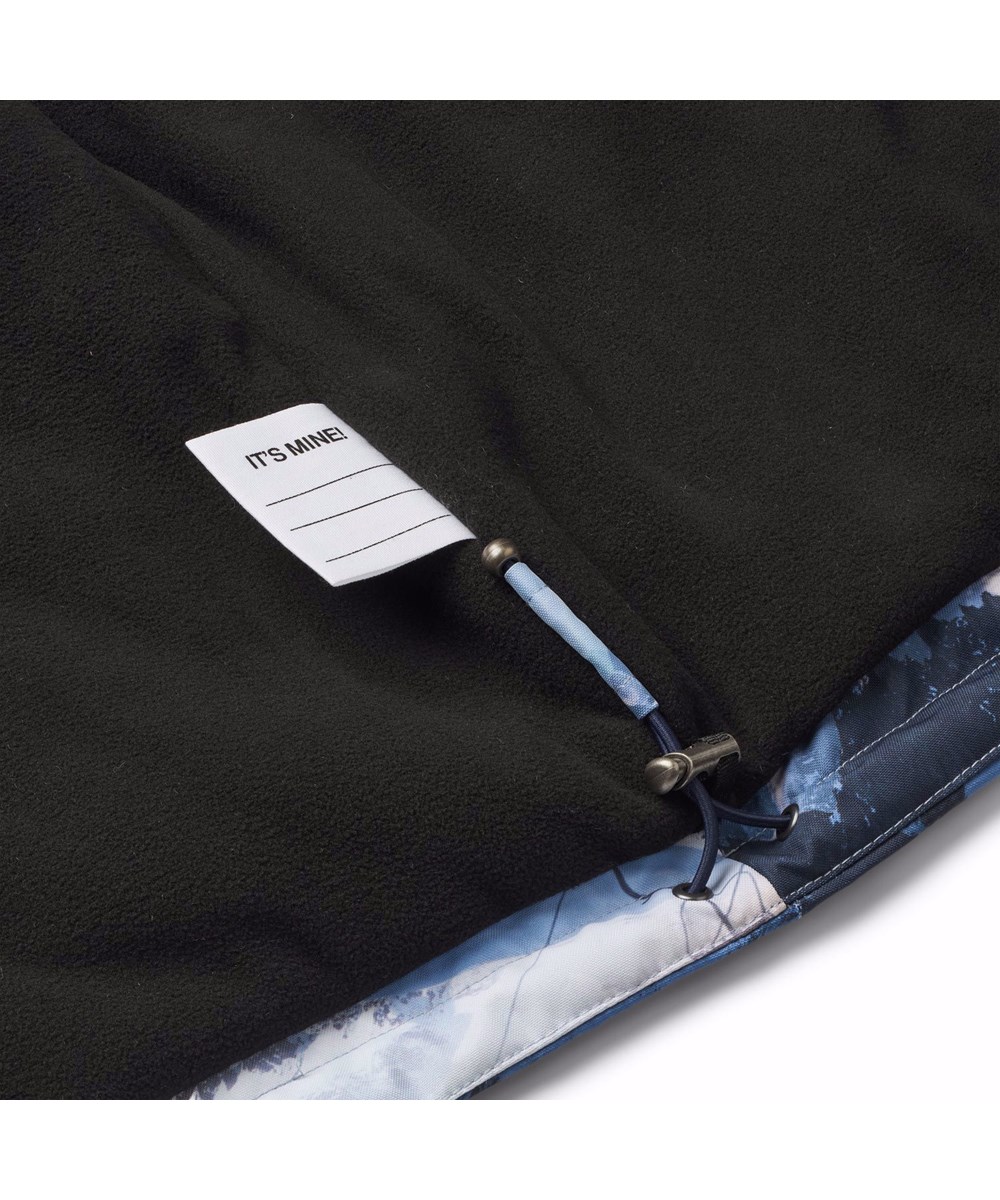 Castor - Mountain High - Wind- and waterproof winter jacket for children in recycled polyester with a print of a winter landscape in shades of blue.