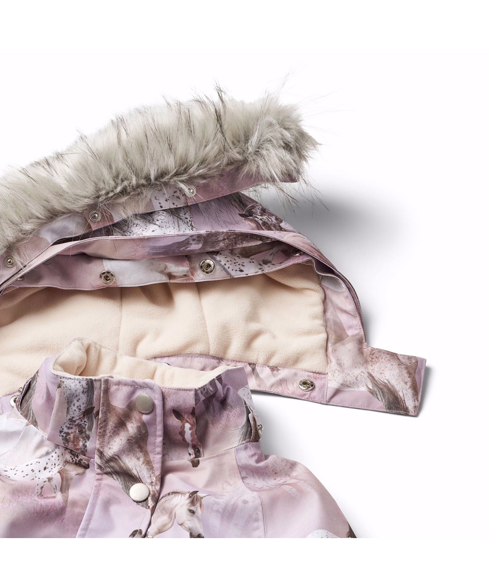 Cathy Fur - Dreamy Horses - Wind- and waterproof winter jacket for children in recycled polyester with a print of horses on a dreamy background in shades of pink and purple.