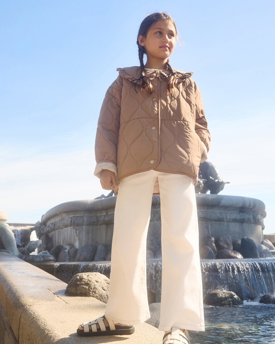 Hailey - Sandalwood - Brown water-resistant thermal jacket for children in recycled nylon with quilted pattern and detachable ruffle collar.