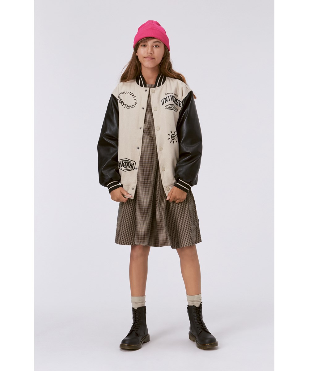 Hani - Sandy - Baseball jacket in beige and black with peace embroidery