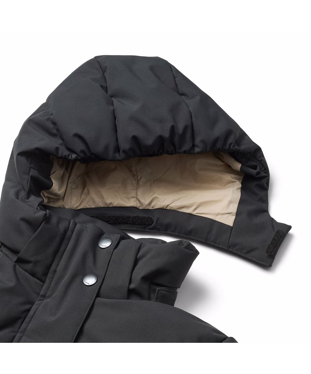 Hansine Pro - Black - Wind and water-resistant black winter jacket for children in recycled polyester with recycled polyester filling and 3M™ Thinsulate™.