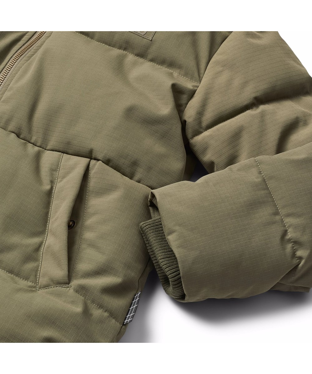 Harper - Bark Green - Wind- and water-repellent dark green jacket for children in recycled nylon with practical zipper closure, high collar, and detachable hood.