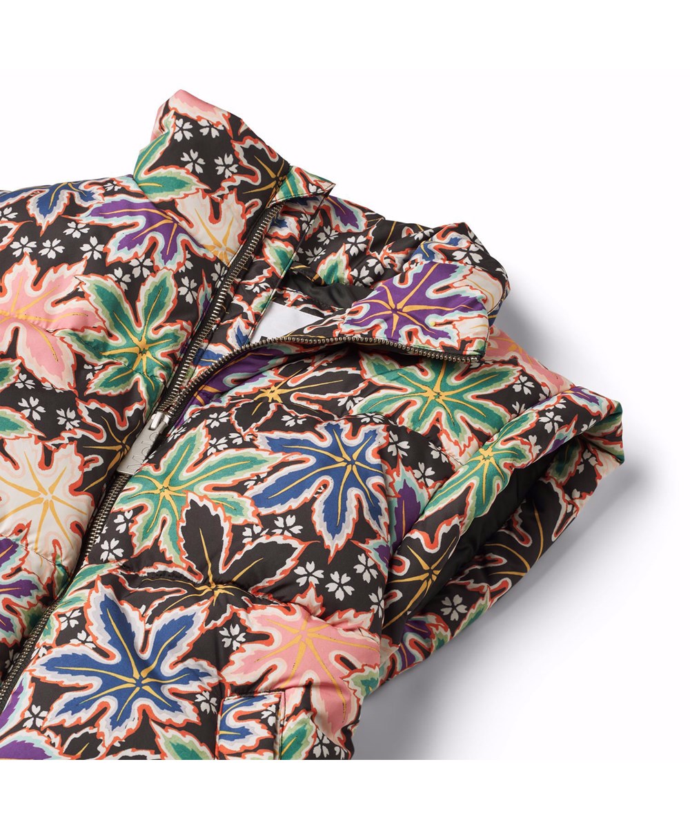 Harsha - Leafy - Quilted vest for children in recycled polyester with a lovely multicoloured print of maple leaves in various colours.