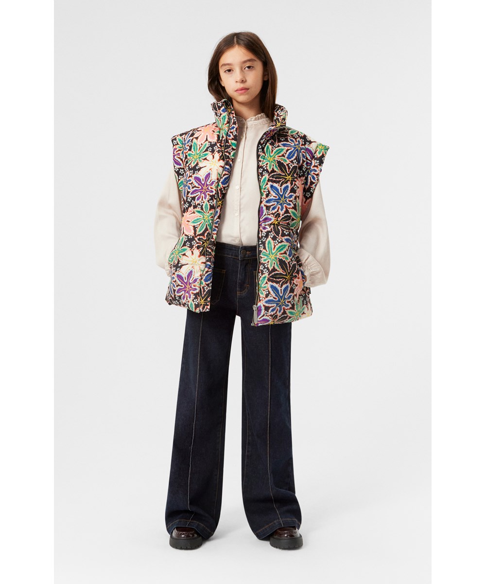 Harsha - Leafy - Quilted vest for children in recycled polyester with a lovely multicoloured print of maple leaves in various colours.