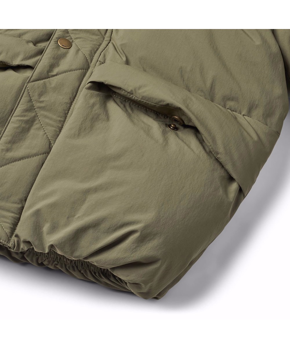 Hayden - Bark - Water-repellent olive green jacket for children in recycled nylon.