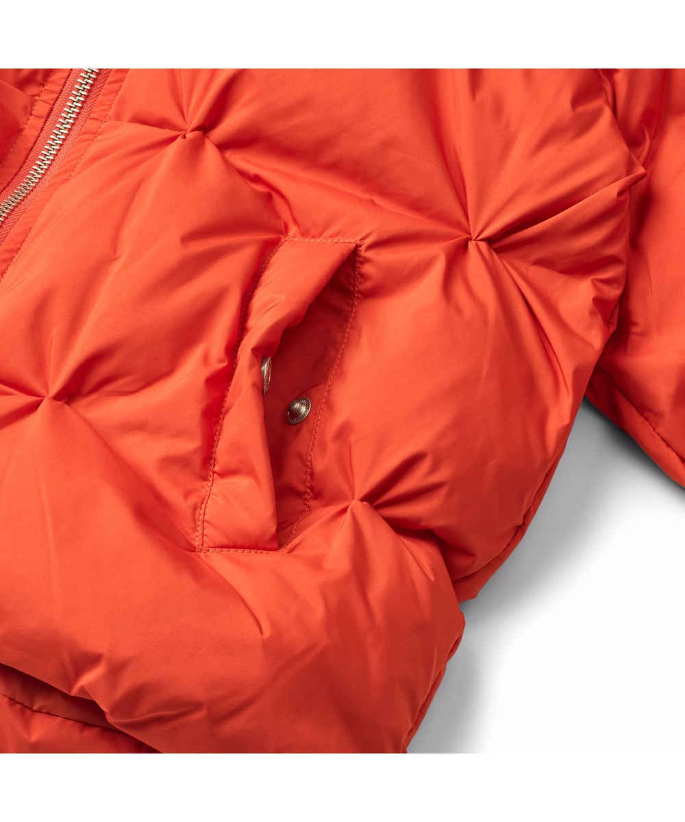 Helsa - Rising Sun - Water-repellent red jacket for children made of recycled polyester with puffer effect and front pockets.